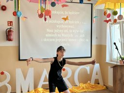 "Być kobietą, być kobietą..."
