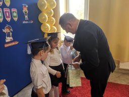 Uroczyste ślubowanie i pasowanie dzieci z klasy pierwszej