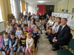 Uroczyste ślubowanie i pasowanie dzieci z klasy pierwszej