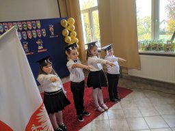Uroczyste ślubowanie i pasowanie dzieci z klasy pierwszej